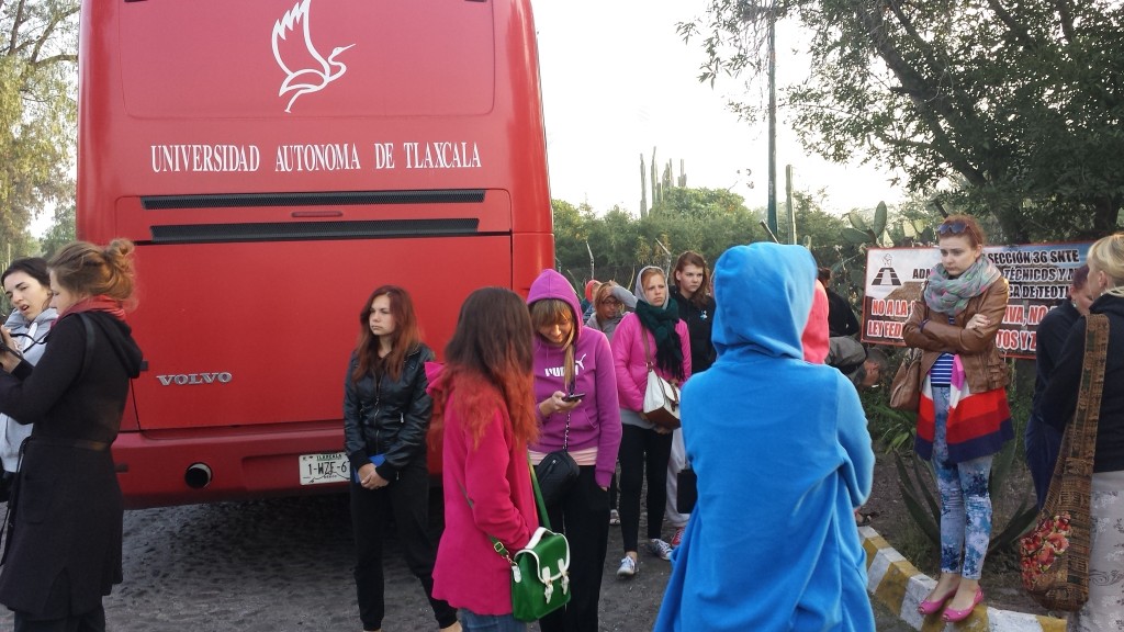 Sarkanais autobuss ierodas pilsētiņā
